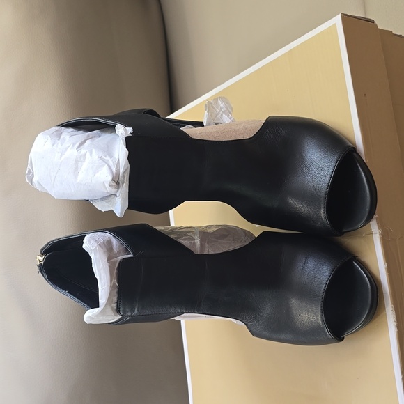 Michael Kors leather black  shoes, size 7.5M, pre-owned - Picture 2 of 10